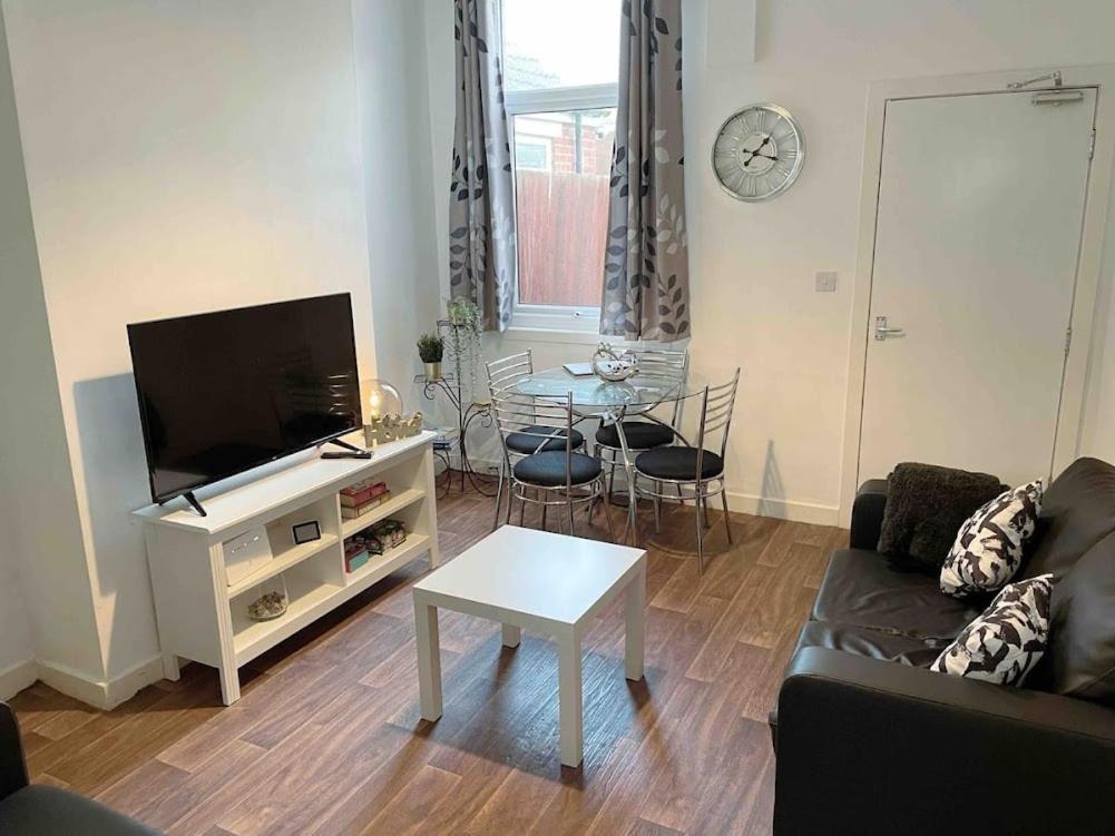 Homely 3 Bed Town House In Coventry City Centre Dış mekan fotoğraf
